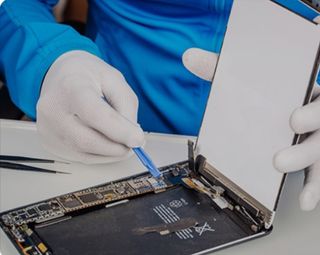 Reparador de teléfonos móviles y tablet.
