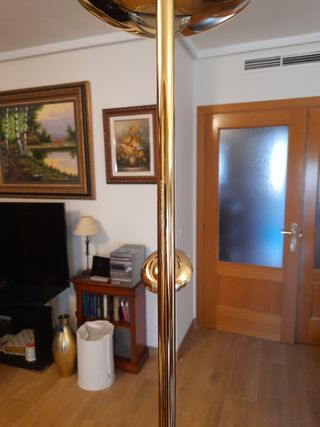 Lámpara de pie y con iluminación de lectura.