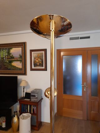 Lámpara de pie y con iluminación de lectura.