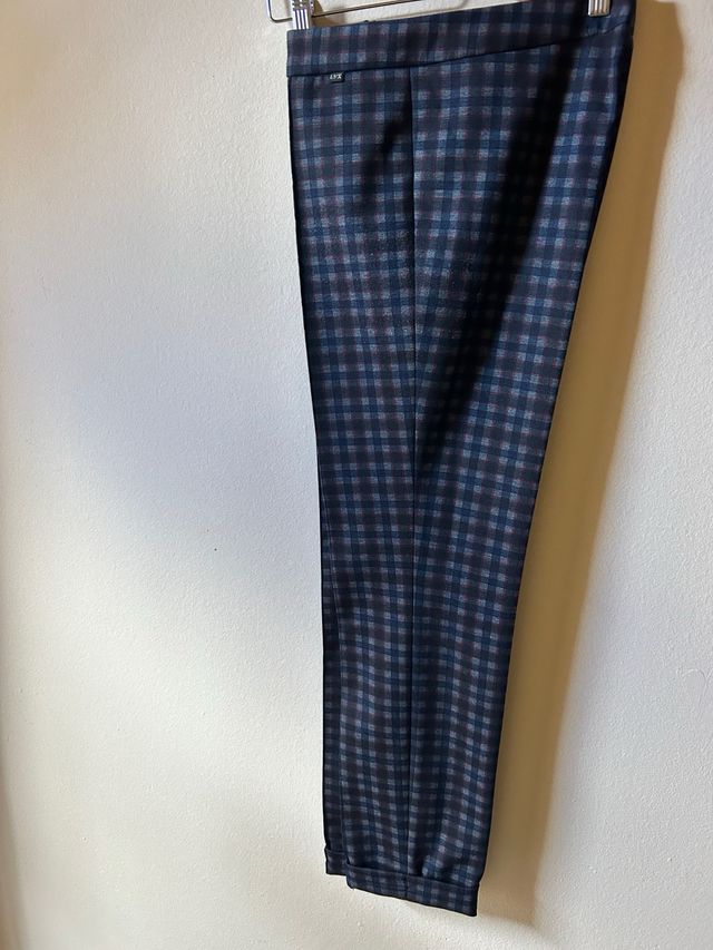 Pantalón LVX color oscuro estampado cuadraditos