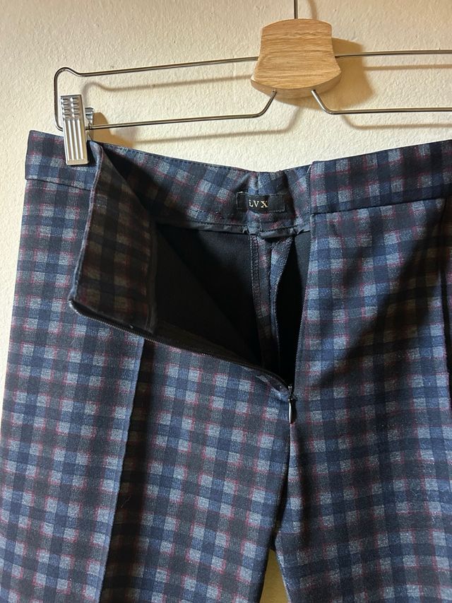 Pantalón LVX color oscuro estampado cuadraditos