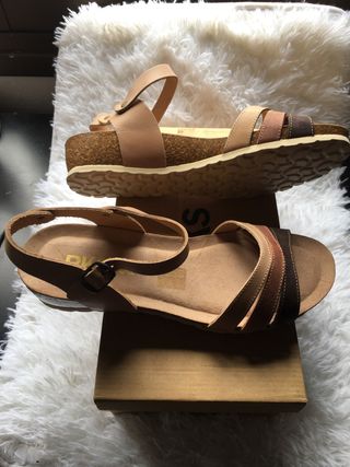 Sandalia de piel de tonos canelos RKS