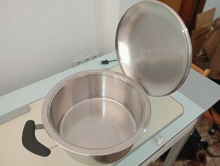 ,.OLLA AMC DIAMT. 28 CM. ALTA 12 CM. CABEN 5 LITRO