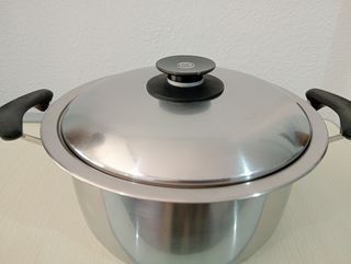 ,.OLLA AMC DIAMT. 28 CM. ALTA 12 CM. CABEN 5 LITRO