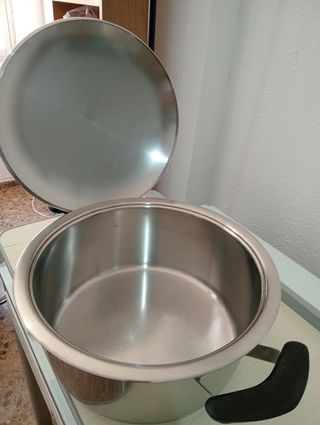 ,.OLLA AMC DIAMT. 28 CM. ALTA 12 CM. CABEN 5 LITRO