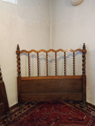 Cabeceros antiguos de nogal torneado.