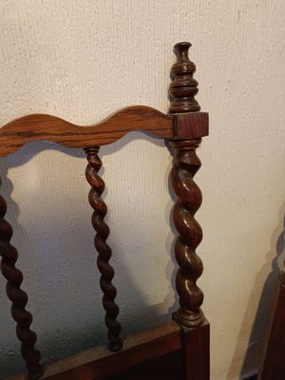 Cabeceros antiguos de nogal torneado.