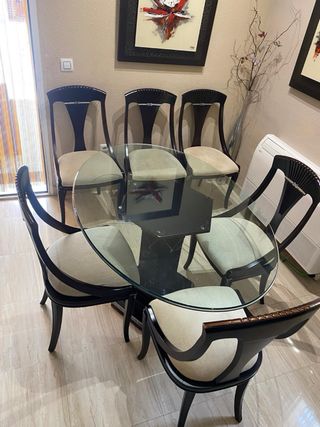 Mesa y sillas clasica de madera maciza.
