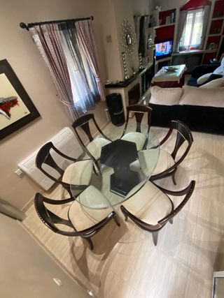 Mesa y sillas clasica de madera maciza.