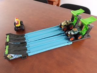 Hot Wheels Pista Roarin Rumble Monster