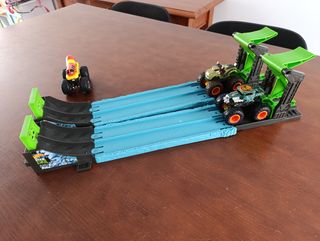 Hot Wheels Pista Roarin Rumble Monster