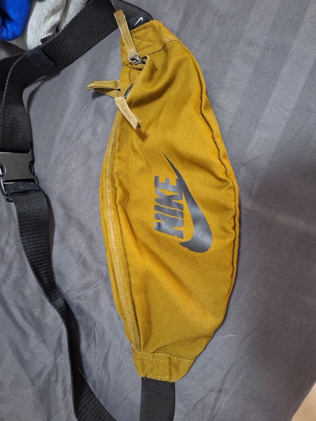 Riñonera nike verde militar oriental