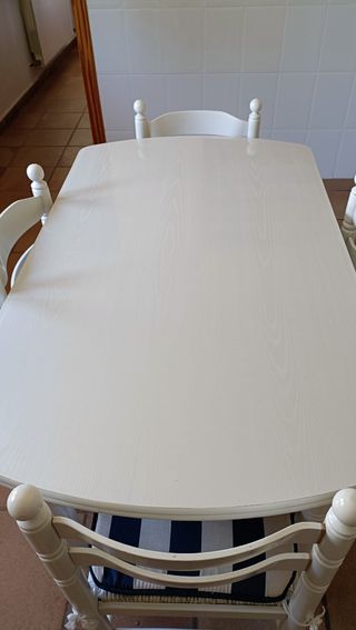 Mesa de cocina blanca y sillas 

