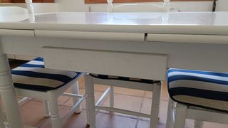 Mesa de cocina blanca y sillas 
