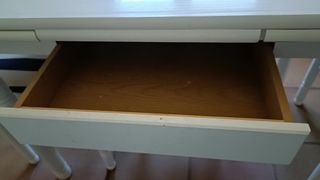 Mesa de cocina blanca y sillas 
