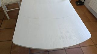 Mesa de cocina blanca y sillas 
