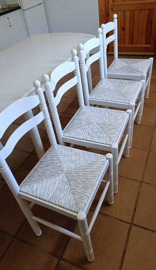 Mesa de cocina blanca y sillas 
