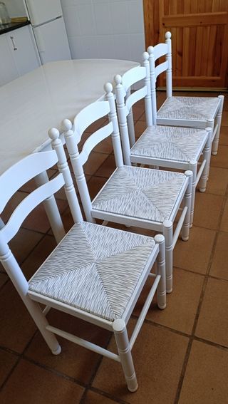 Mesa de cocina blanca y sillas 
