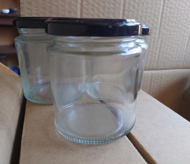 4  tarros de cristal iguales.