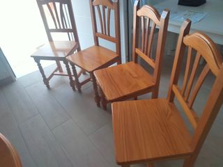 Mesa y sillas de madera