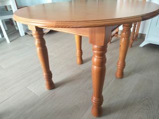 Mesa y sillas de madera