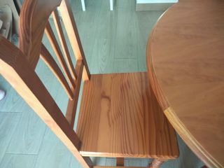 Mesa y sillas de madera