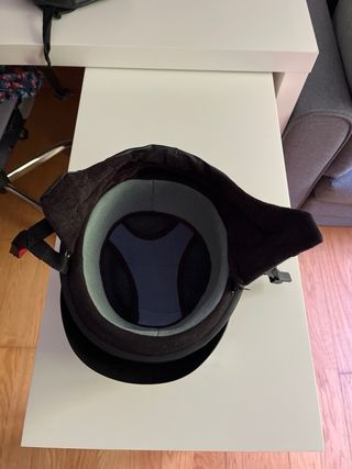 Casco vintage motorista con gafas