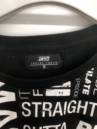 Camiseta negra letras en blanco