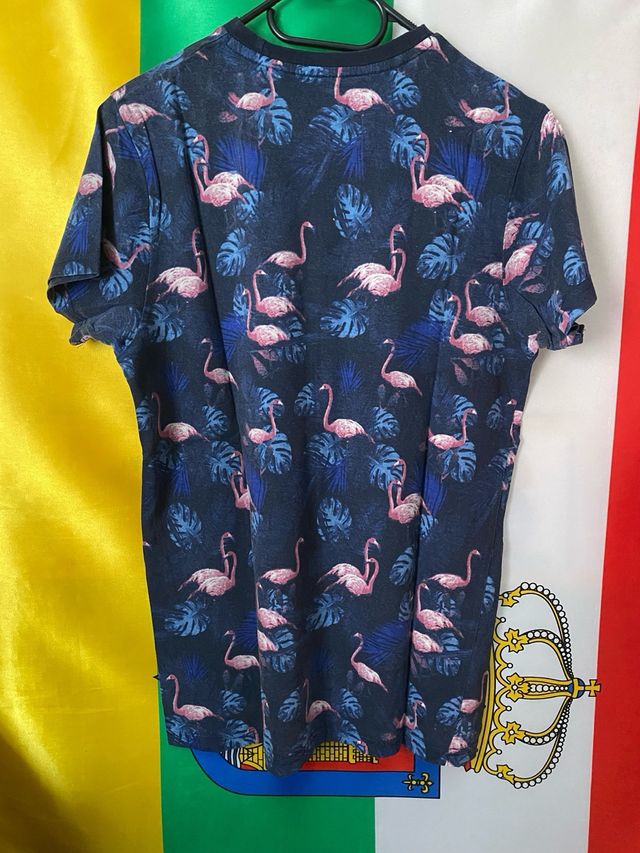 Camiseta flamencos rosas con fondo azul marino