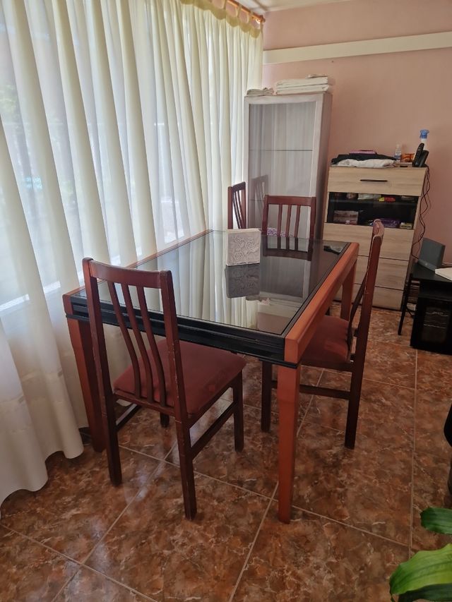 Mesa de comedor de cristal y madera extensible