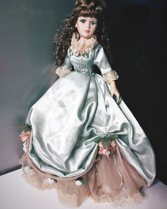 Muñeca de porcelana vintage