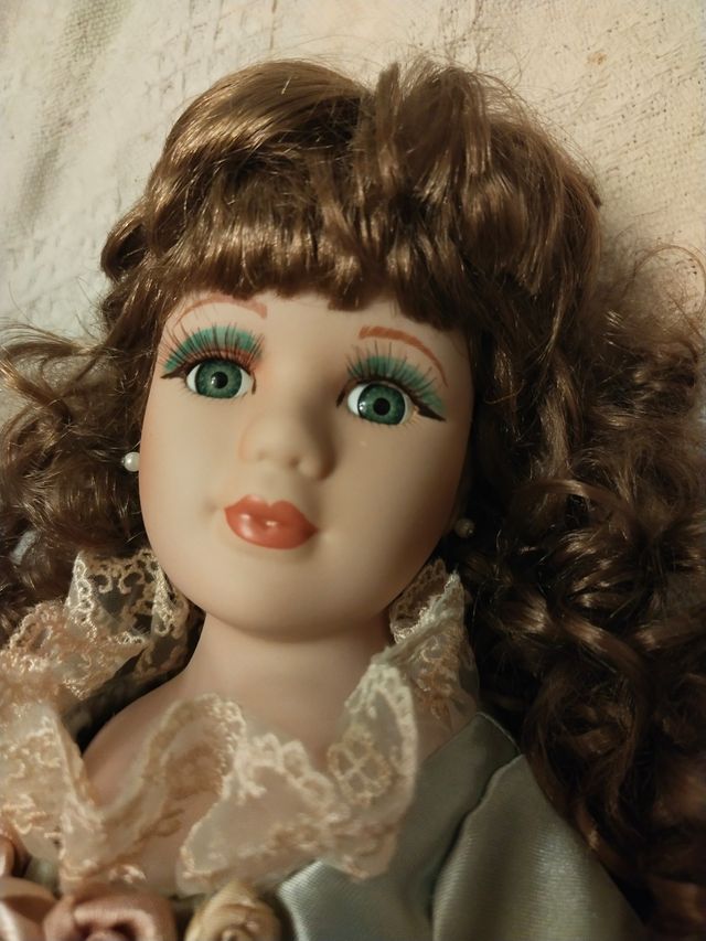 Muñeca de porcelana vintage