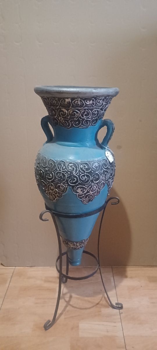 Vasija con soporte de forja 