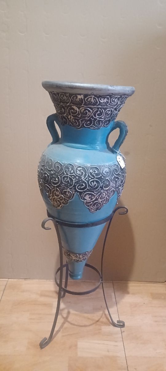 Vasija con soporte de forja 