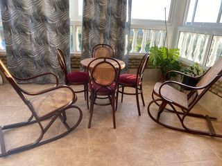 Conjunto de mesa sillas y mecedoras antiguas