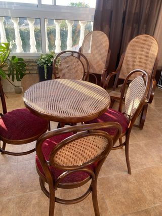 Conjunto de mesa sillas y mecedoras antiguas