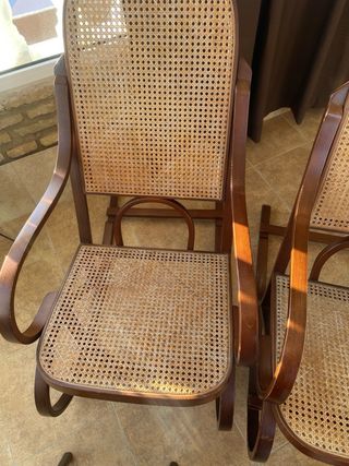 Conjunto de mesa sillas y mecedoras antiguas