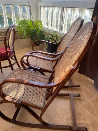 Conjunto de mesa sillas y mecedoras antiguas