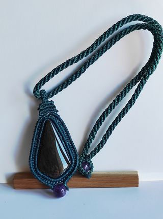Collar macramé con obsidiana y amatista 