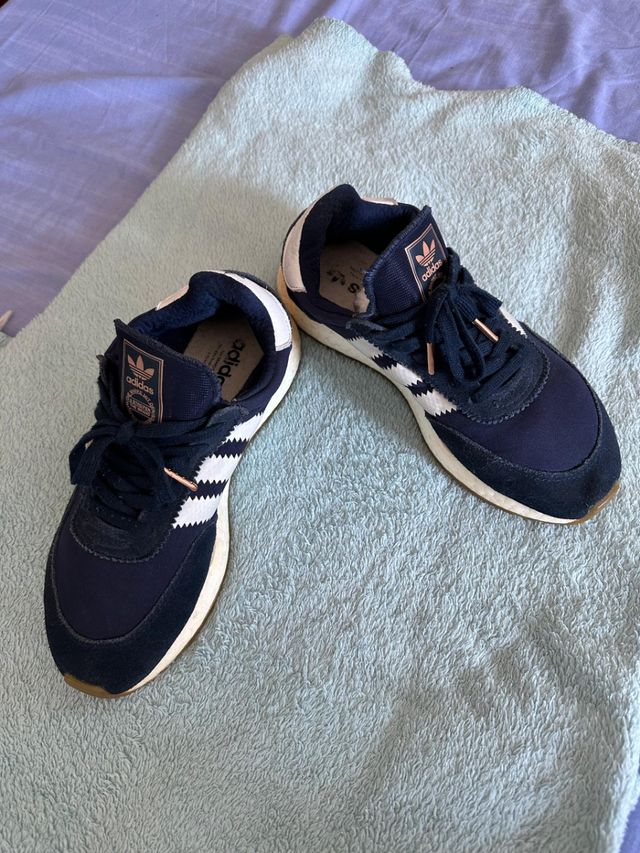 Zapatillas adidas unisex en buen estado.