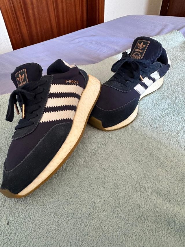 Zapatillas adidas unisex en buen estado.