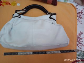 Bolso de piel de Leo Bastida. 