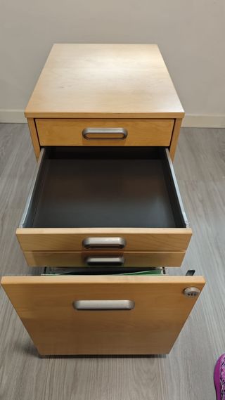 Archivador con cajones, ruedas y seguro
