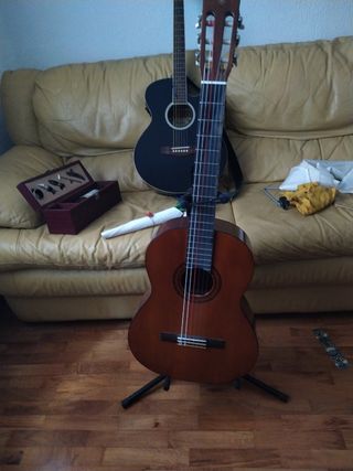 Se vende guitarra española, yamaha
