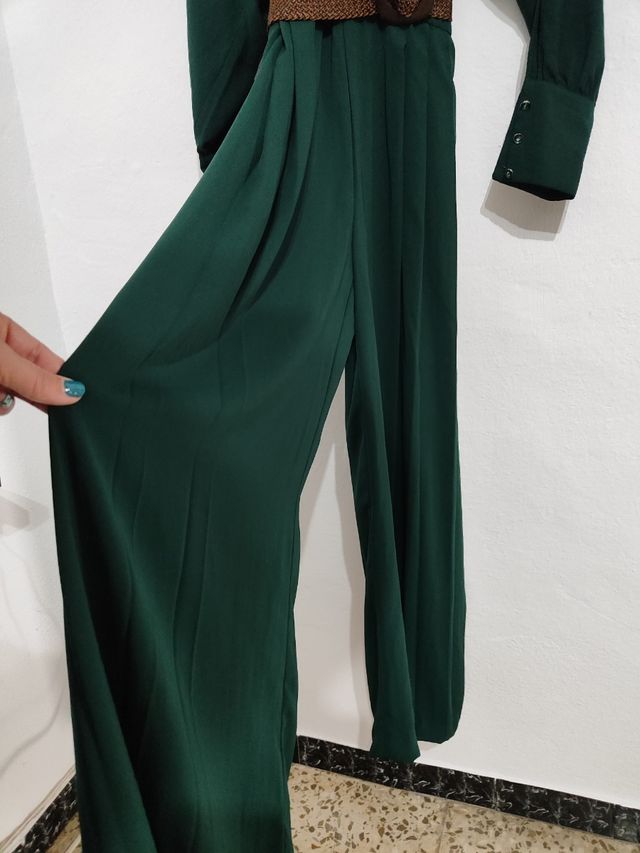 Mono verde elegante de pantalón ancho