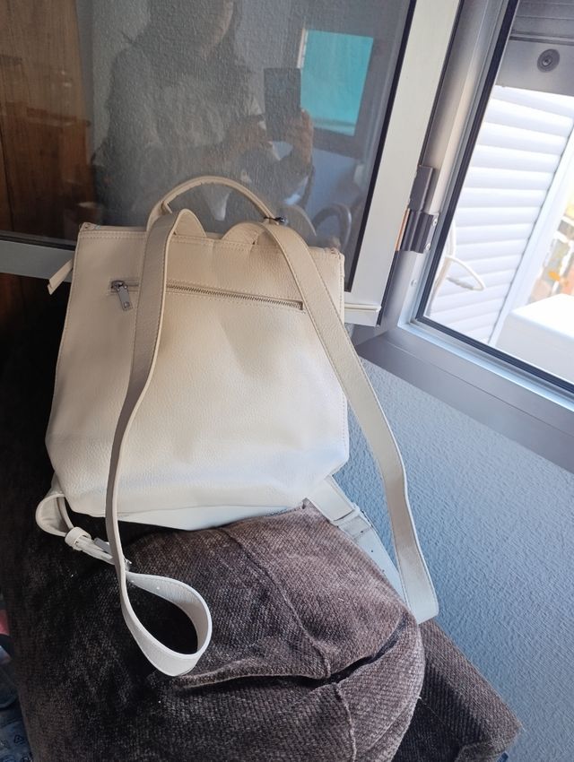 Mochila grande crema desigual