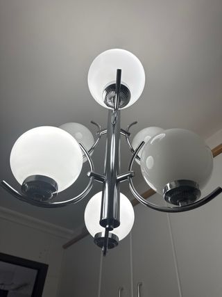 Lámpara plateada y blanca space age