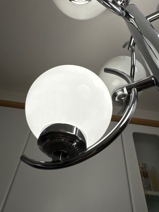 Lámpara plateada y blanca space age