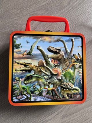 Fiambrera metálica infantil tipo maleta con dinos