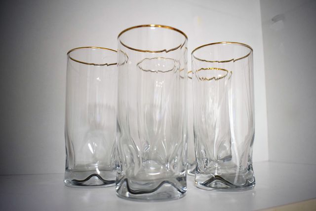Vasos largos elegantes con borde dorado